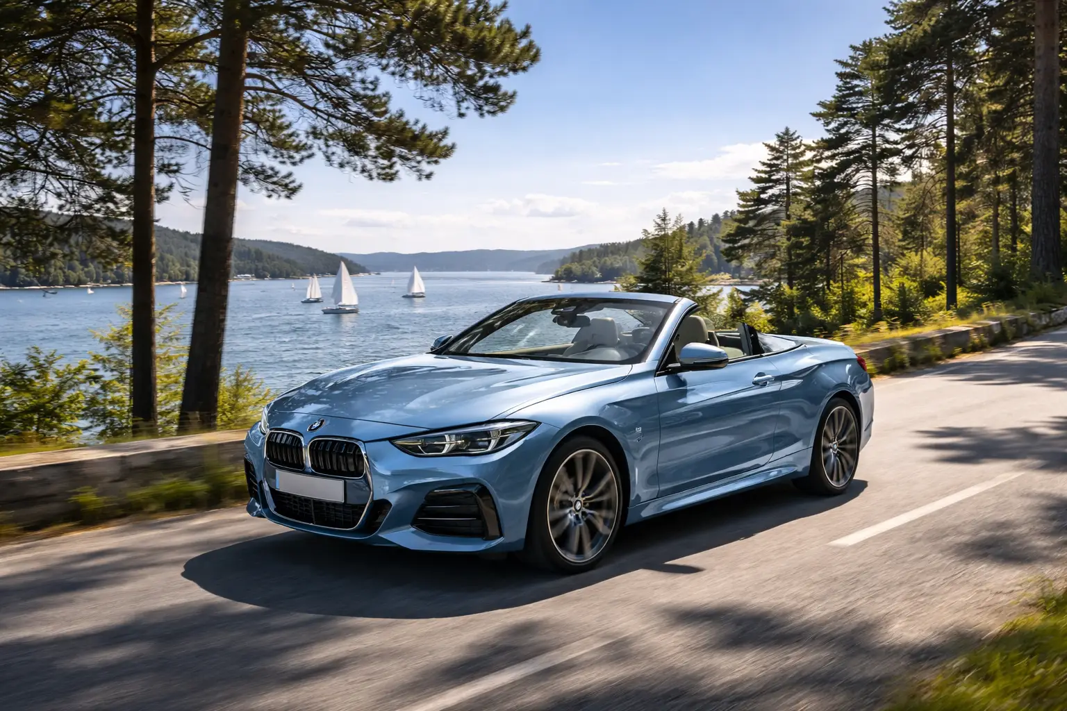 Kabriolet på kystvei med sol og åpen himmel